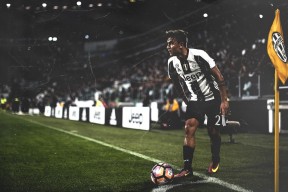 米兰体育app下载安装-球迷狂欢：现场氛围火爆，激烈赛事不断，球迷狂欢节